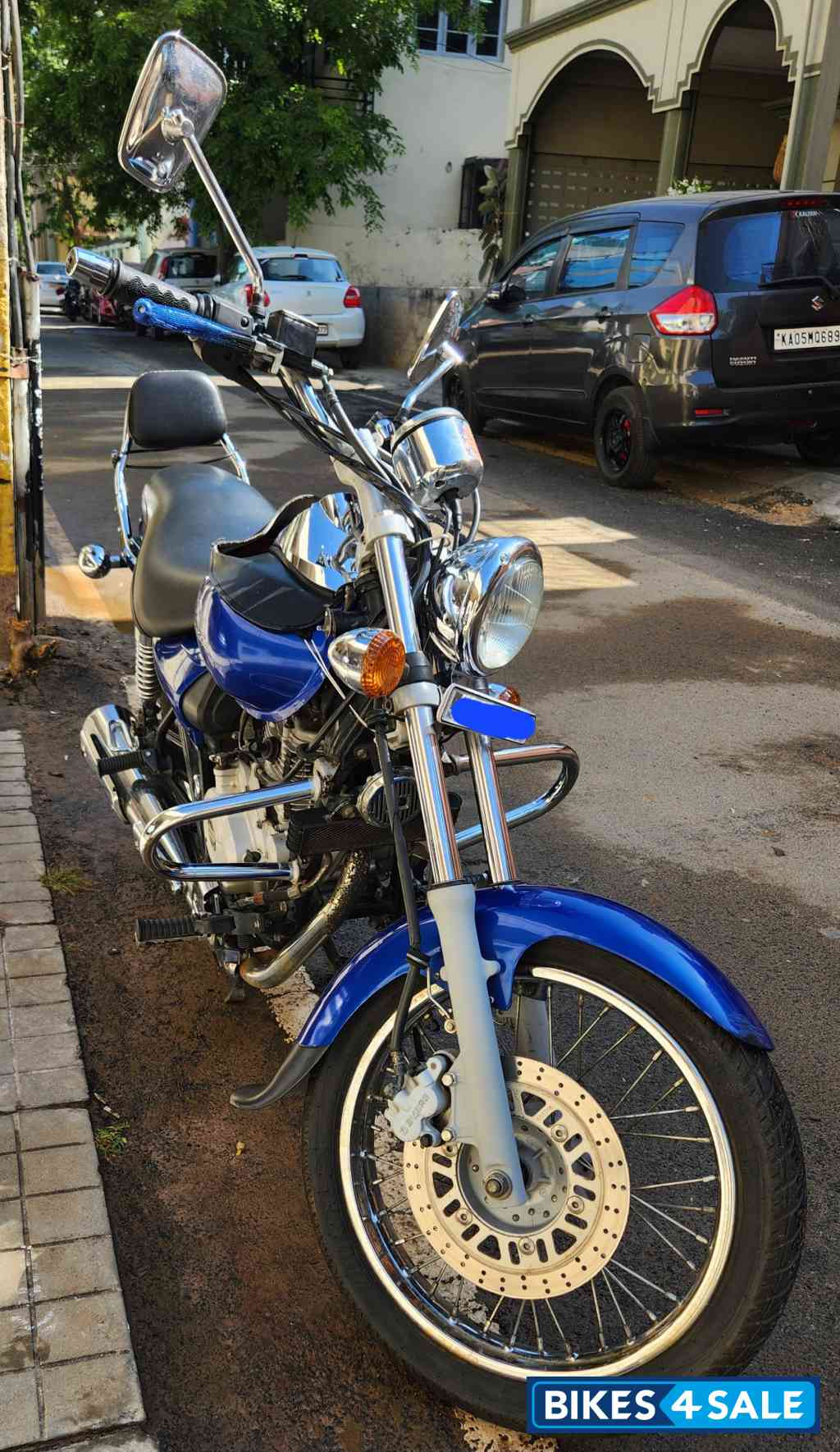 Blue Bajaj Avenger 220 DTS-i