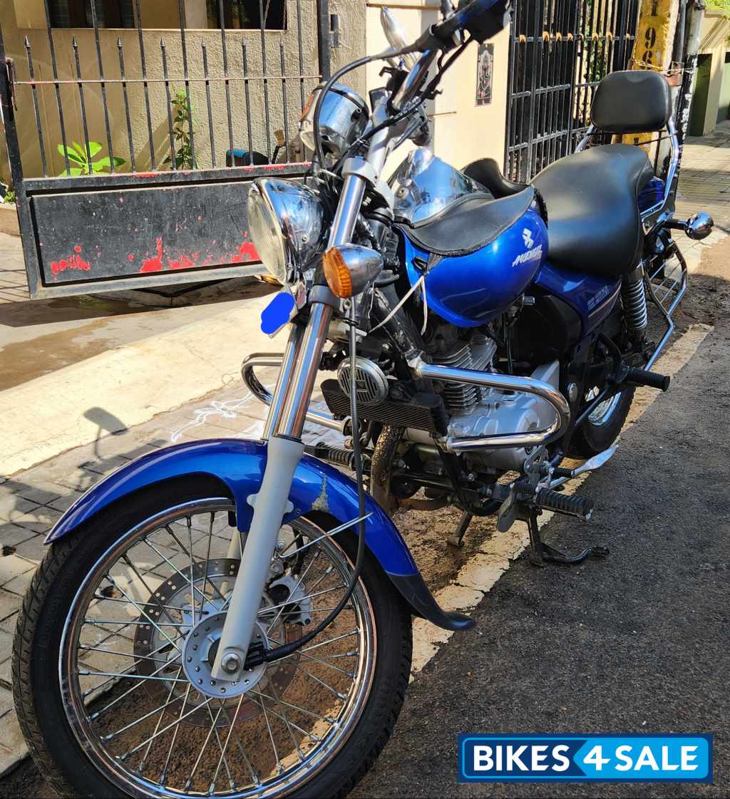Blue Bajaj Avenger 220 DTS-i