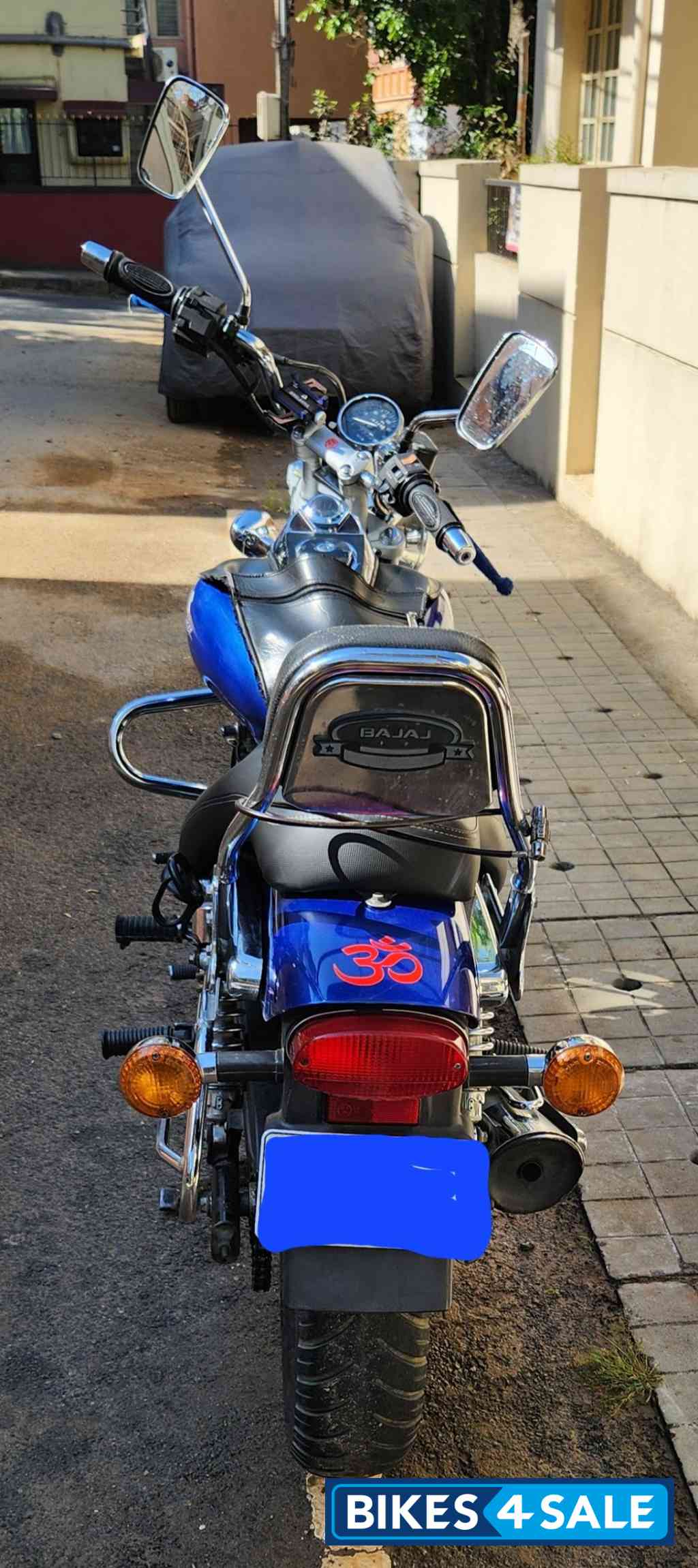 Blue Bajaj Avenger 220 DTS-i