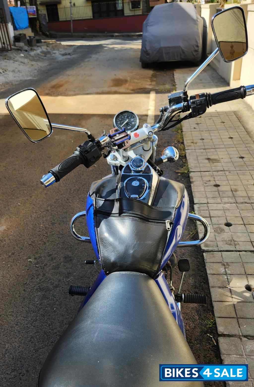 Blue Bajaj Avenger 220 DTS-i