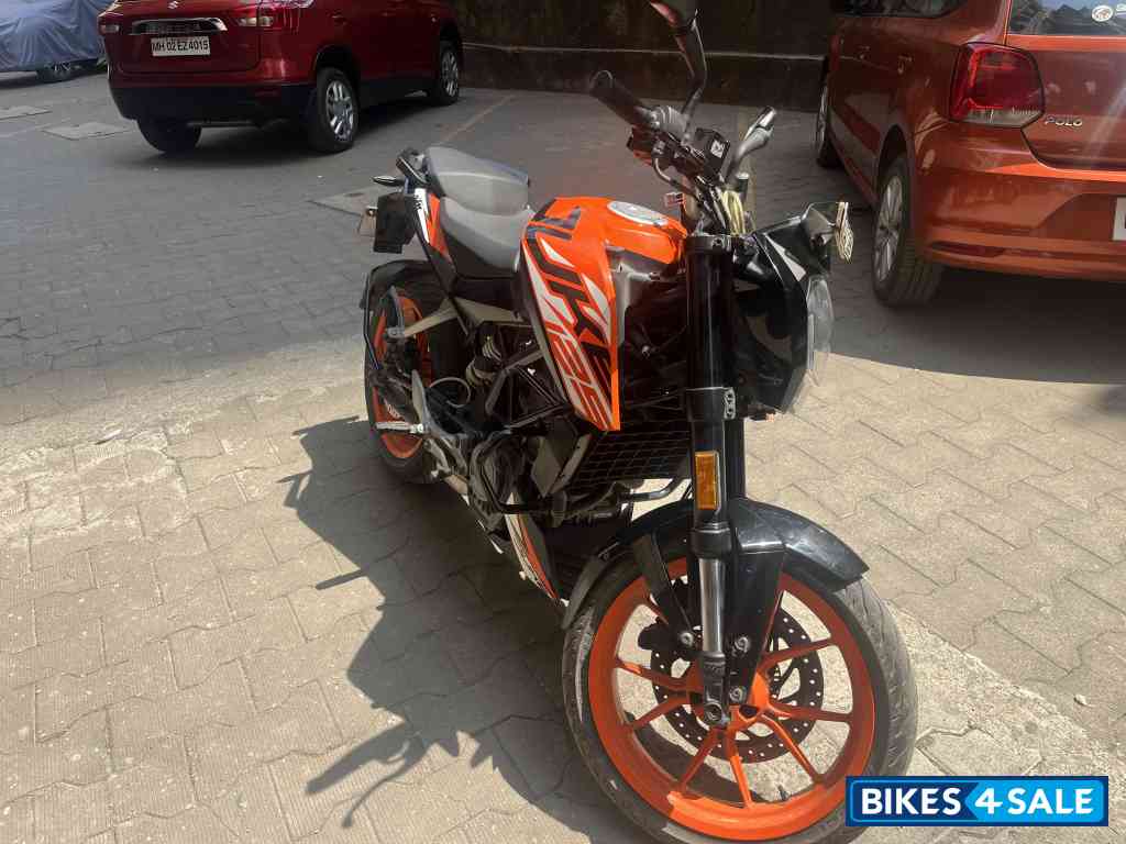 Orange KTM Duke 125 2020