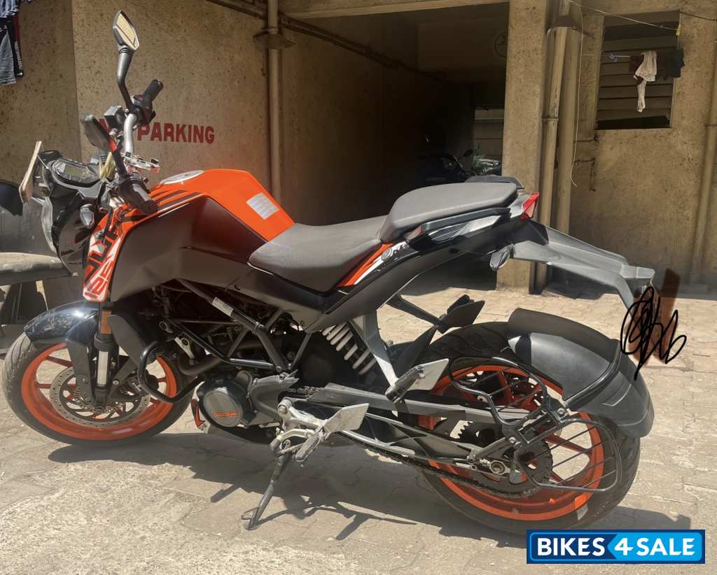Orange KTM Duke 125 2020 Orange KTM Duke 125 2020