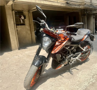 Orange KTM Duke 125 2020