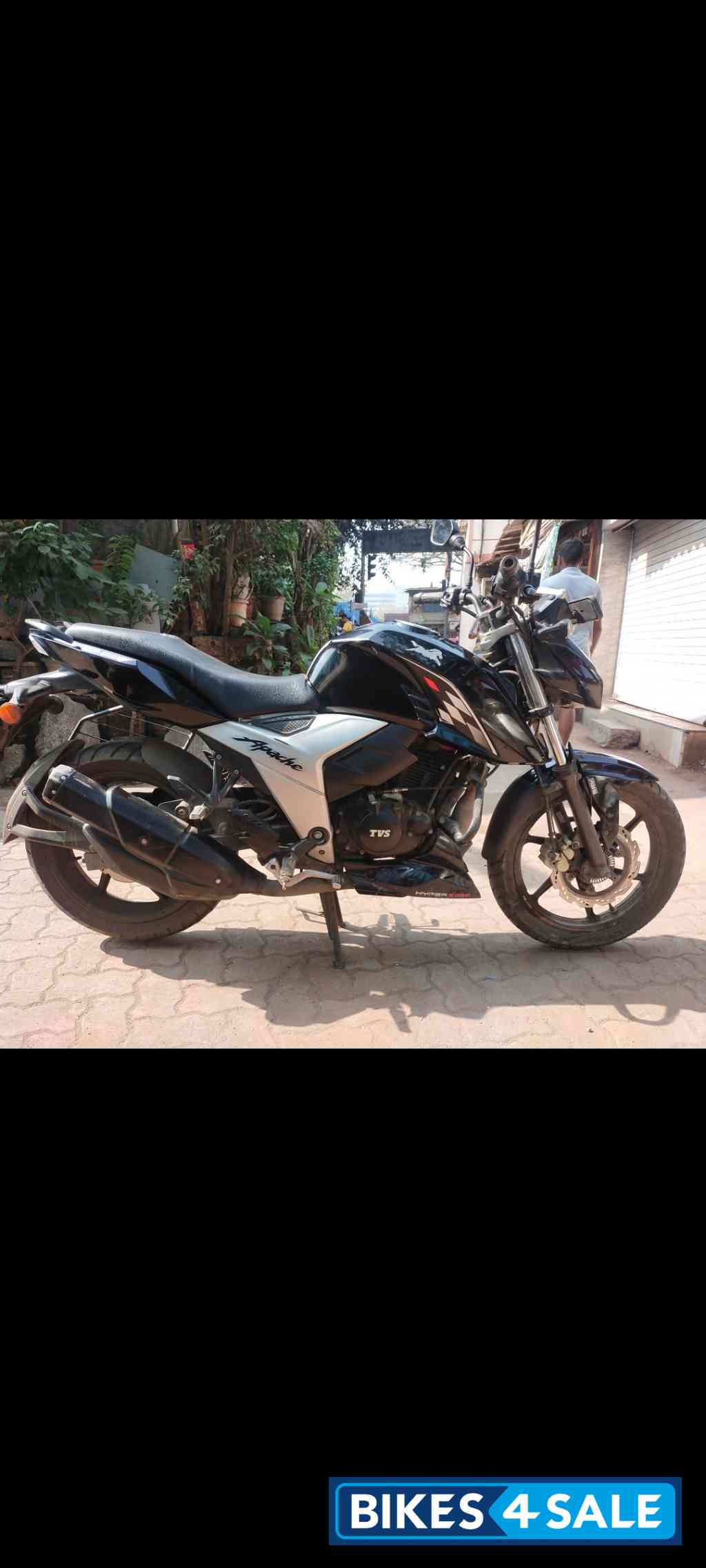 Black TVS Apache RTR 160 4V BS6