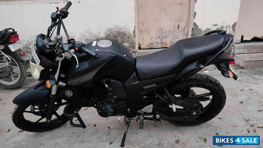 Black Yamaha FZ16 Black Yamaha FZ16