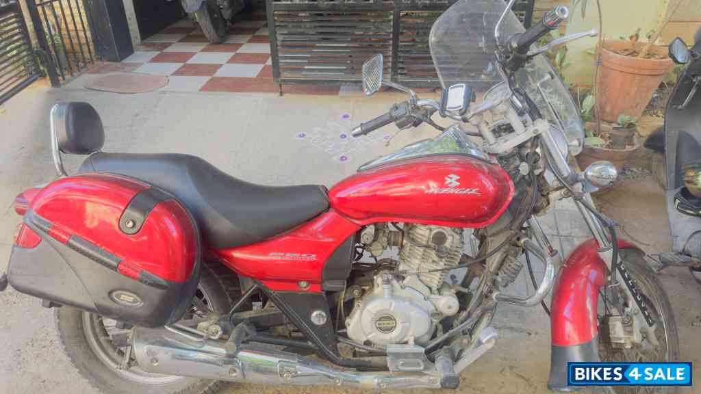 Red Bajaj Avenger 220 DTS-i