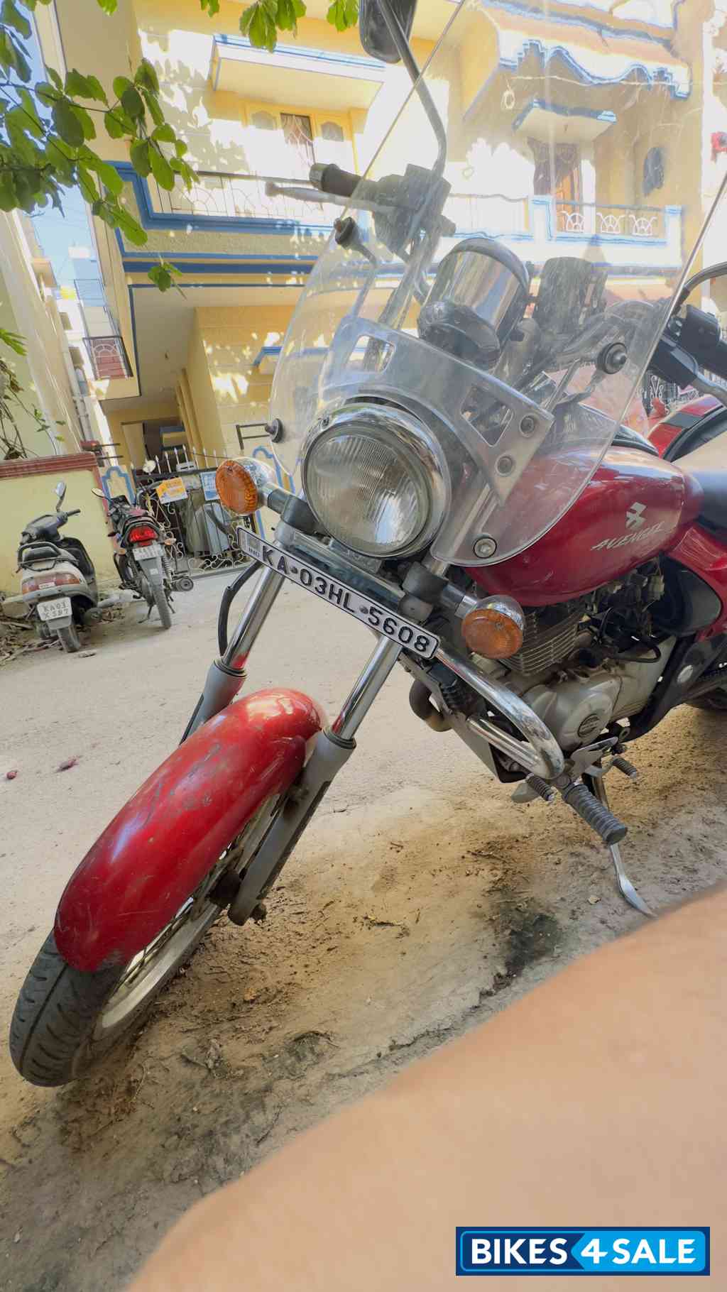 Red Bajaj Avenger 220 DTS-i