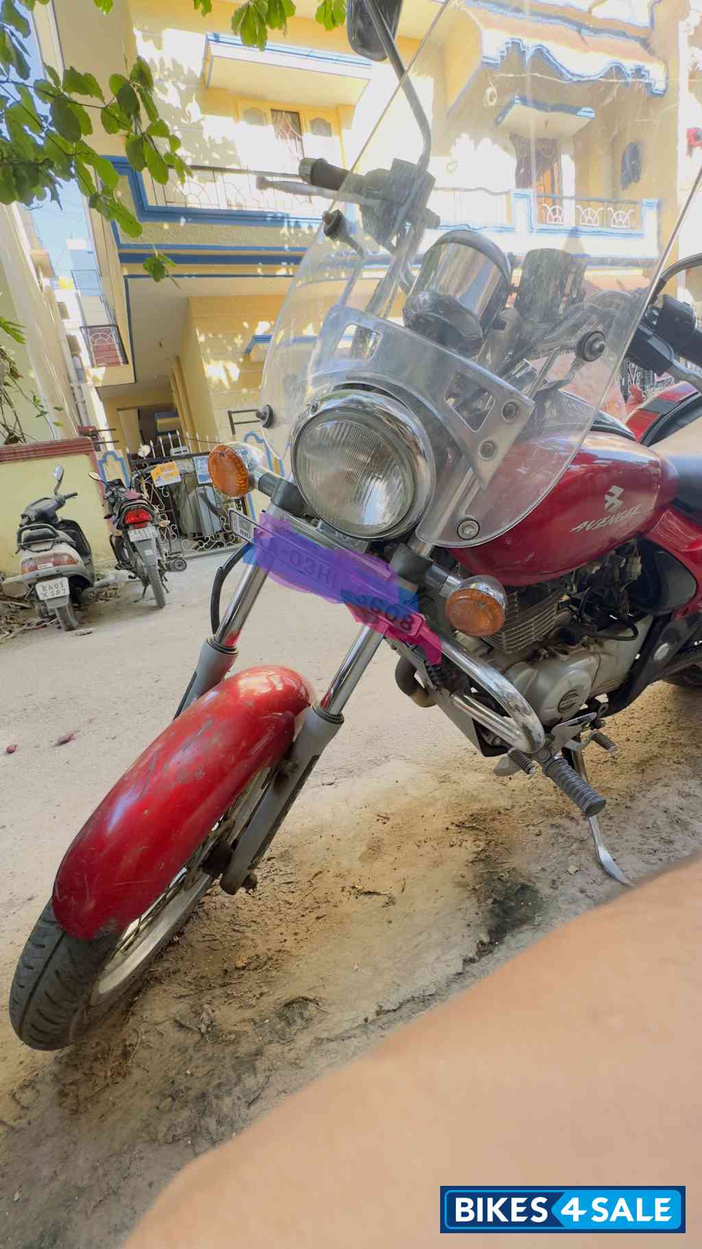 Red Bajaj Avenger 220 DTS-i