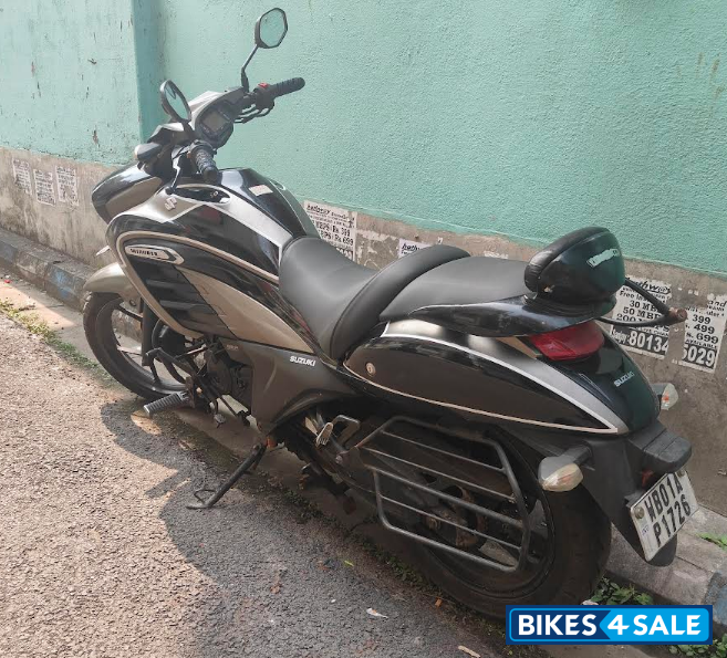 Grey Suzuki Intruder 150 FI