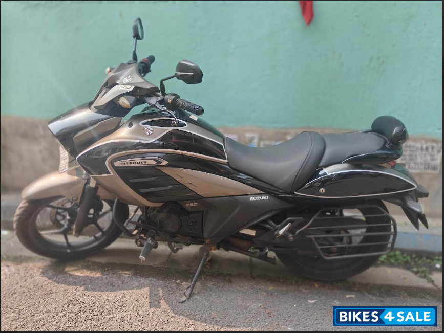 Grey Suzuki Intruder 150 FI