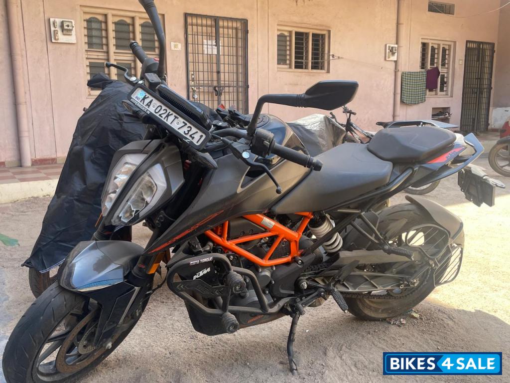 Black KTM Duke 390