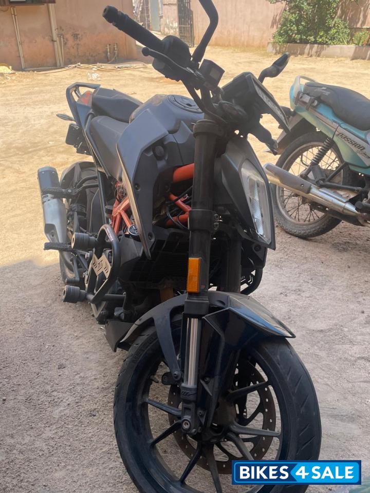 Black KTM Duke 390 Black KTM Duke 390