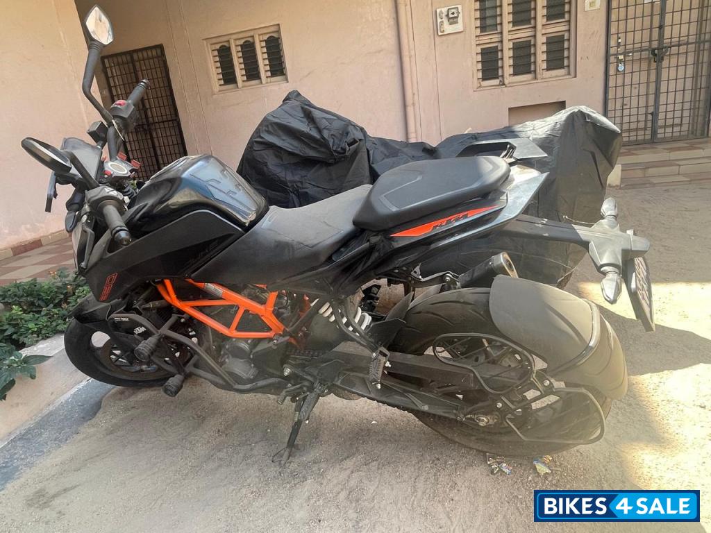 Black KTM Duke 390 Black KTM Duke 390