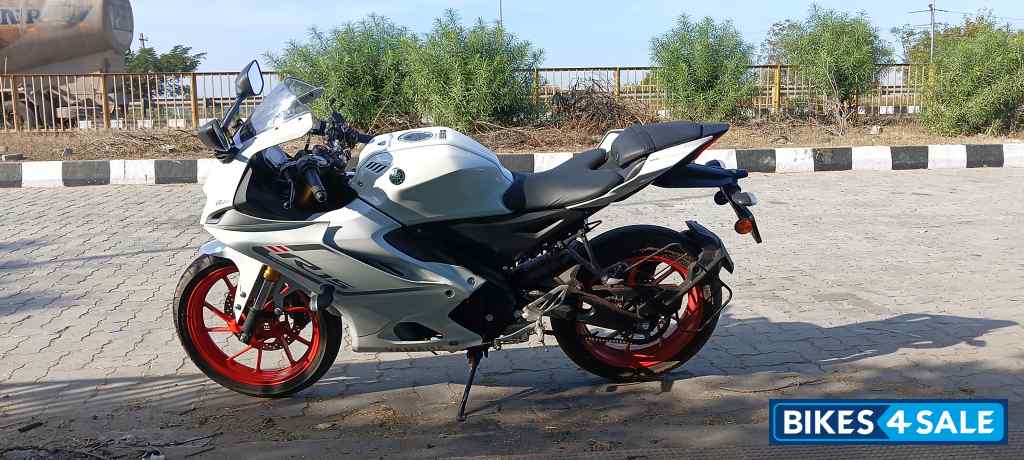 White Yamaha R15 V4
