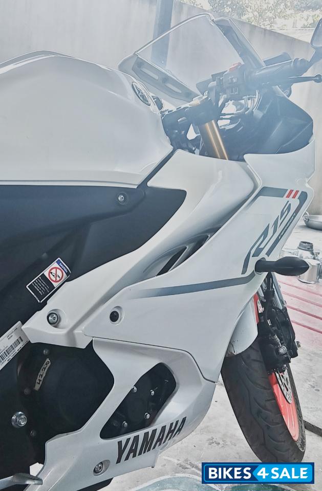 White Yamaha R15 V4