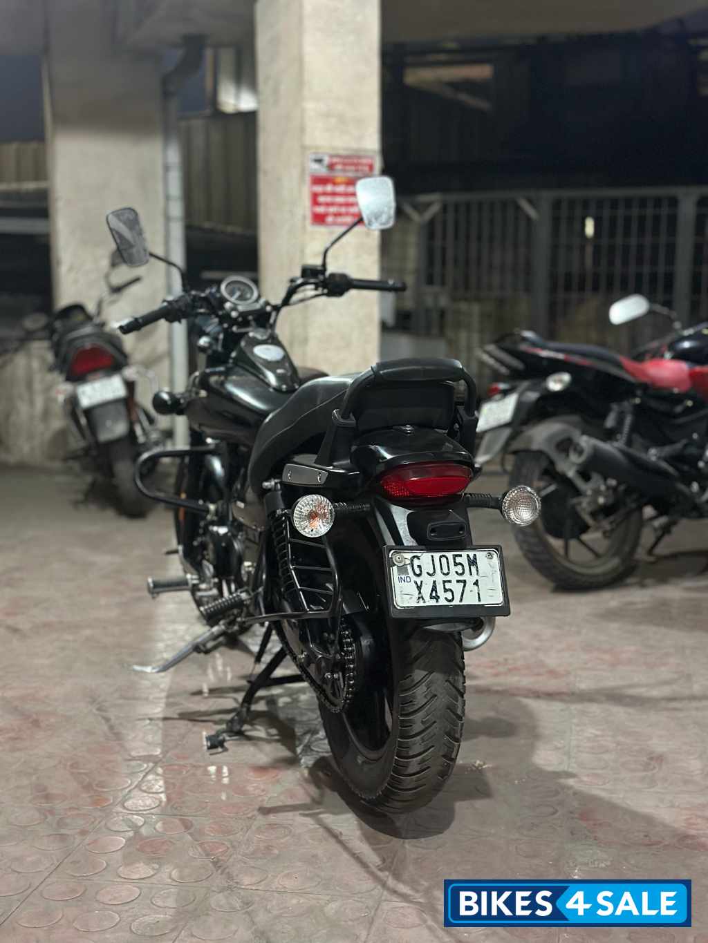 Black Bajaj Avenger Street 160 BS6