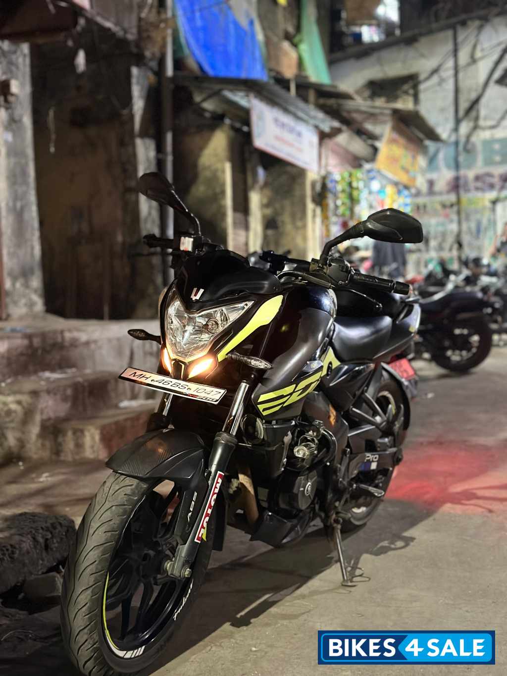 Black Bajaj Pulsar NS200