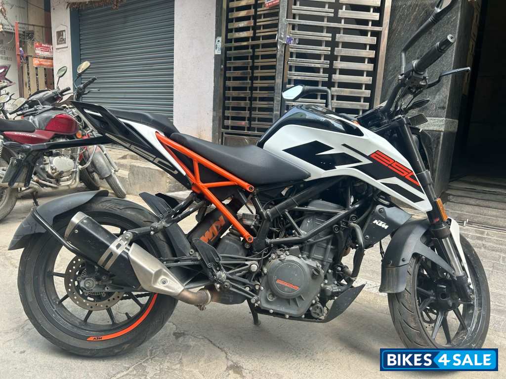 White KTM Duke 250 2020