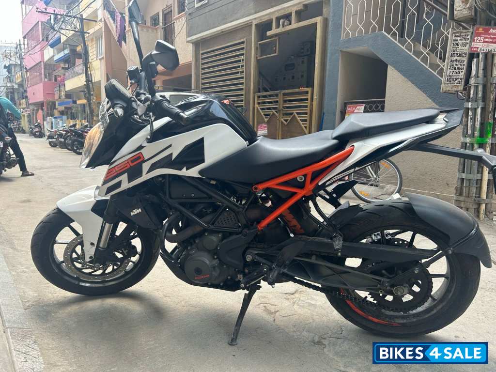 White KTM Duke 250 2020