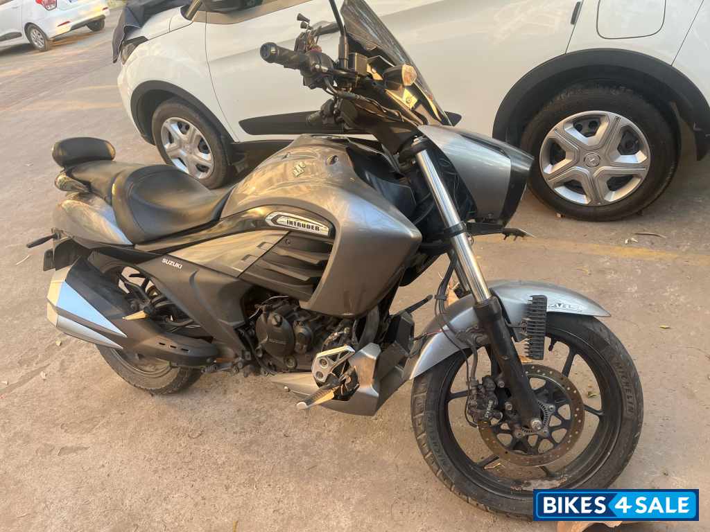 Grey Suzuki Intruder 150 BS6