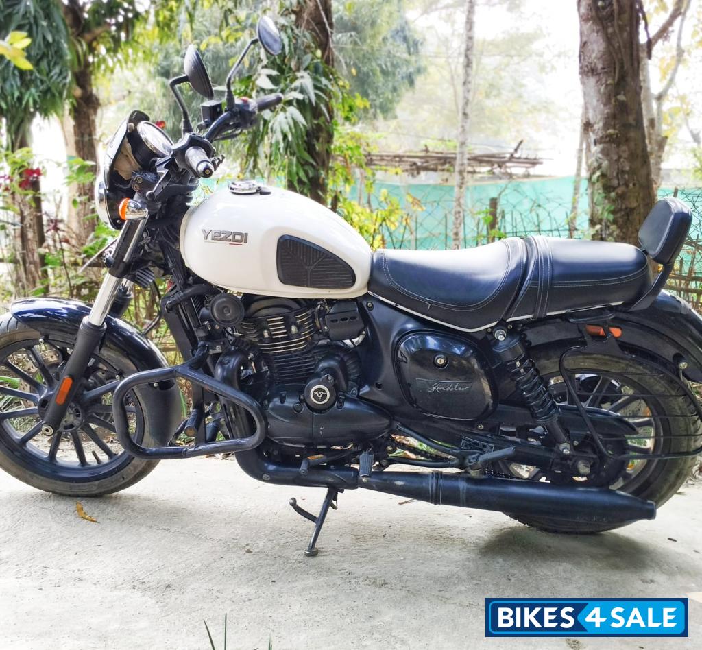 Glacial White Yezdi Roadster Dual Tone