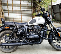 Glacial White Yezdi Roadster Dual Tone