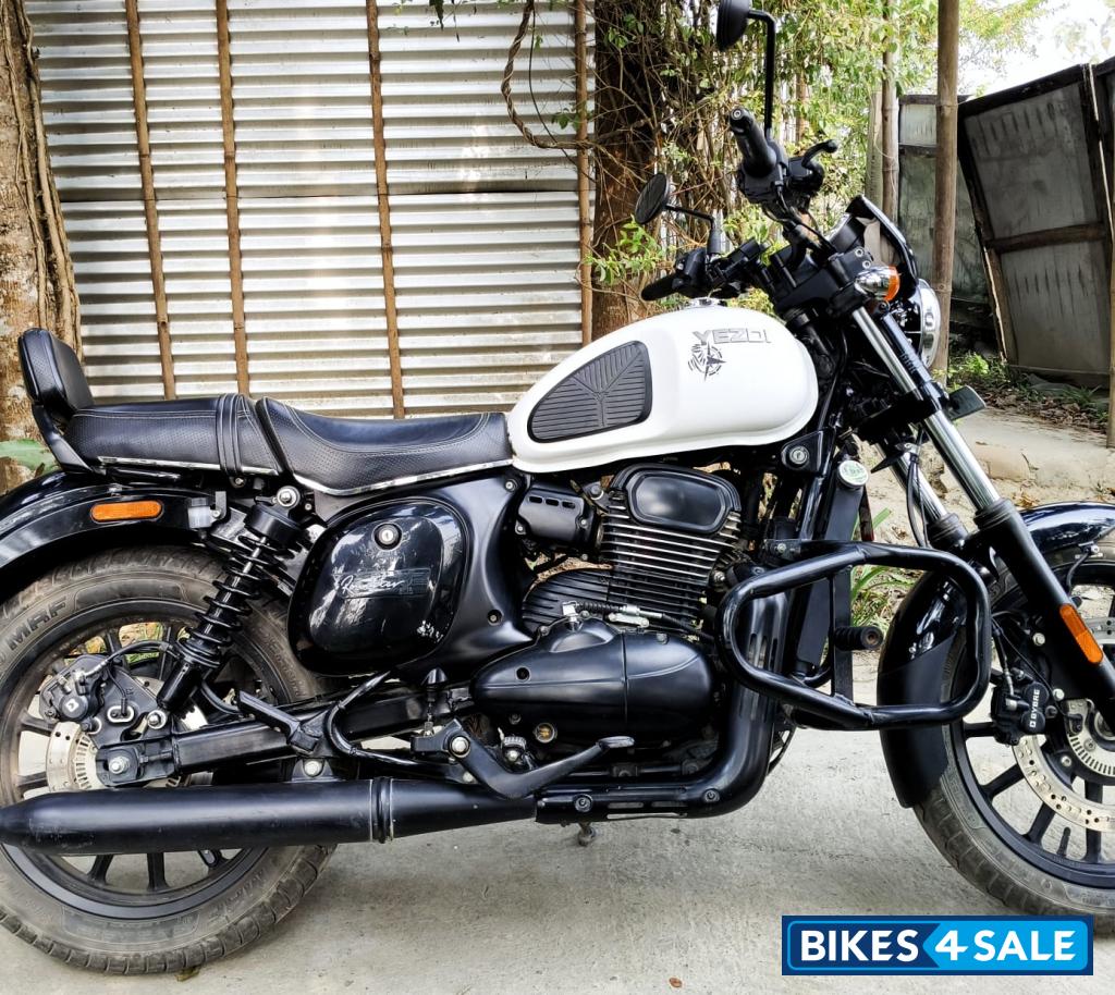 Glacial White Yezdi Roadster Dual Tone