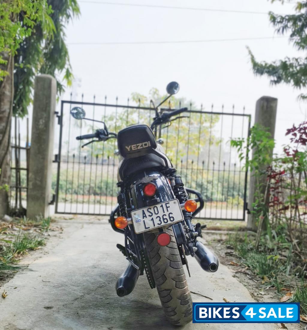 Glacial White Yezdi Roadster Dual Tone