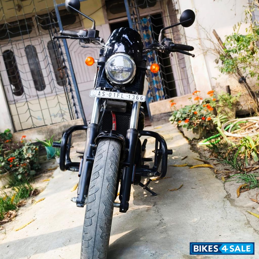 Glacial White Yezdi Roadster Dual Tone