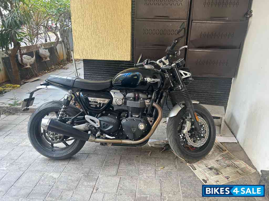 Jet Black Triumph Speed Twin 1200