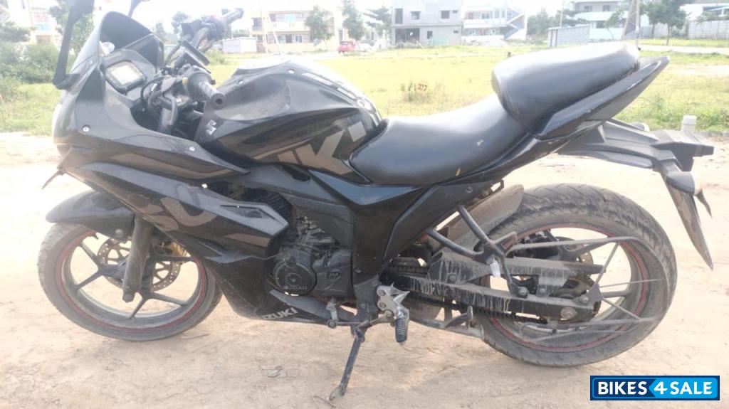 Black Suzuki Gixxer SF