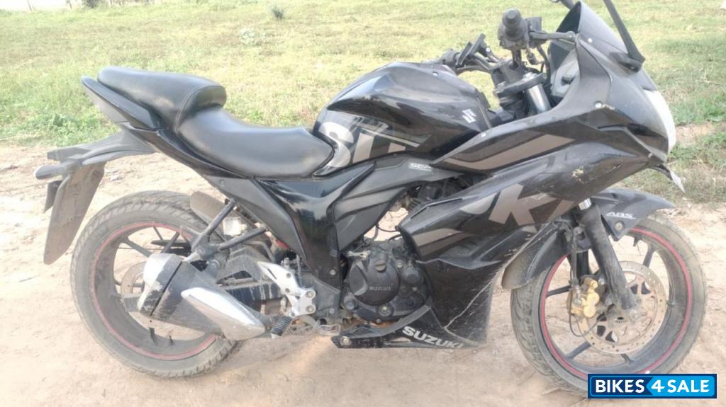 Black Suzuki Gixxer SF