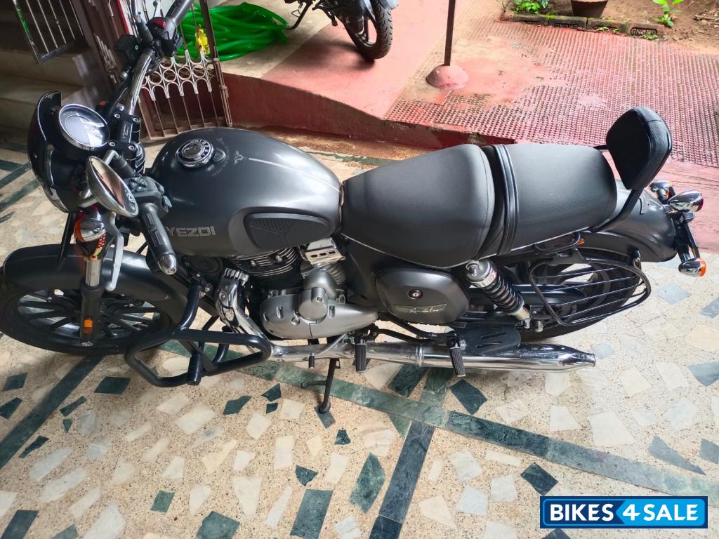 Yezdi Roadster Dual Tone