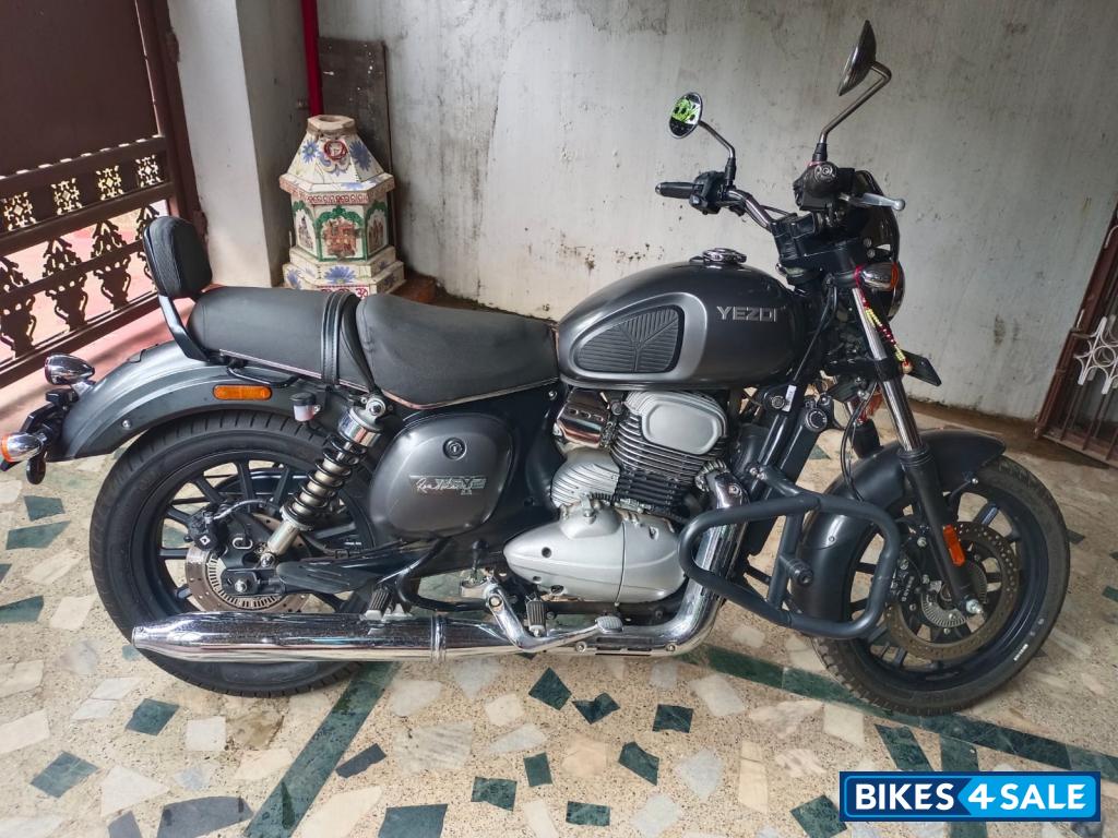 Yezdi Roadster Dual Tone