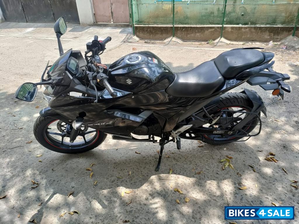 Black Suzuki Gixxer SF BS6