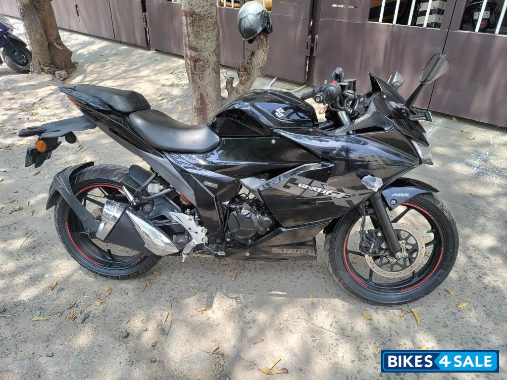 Black Suzuki Gixxer SF BS6