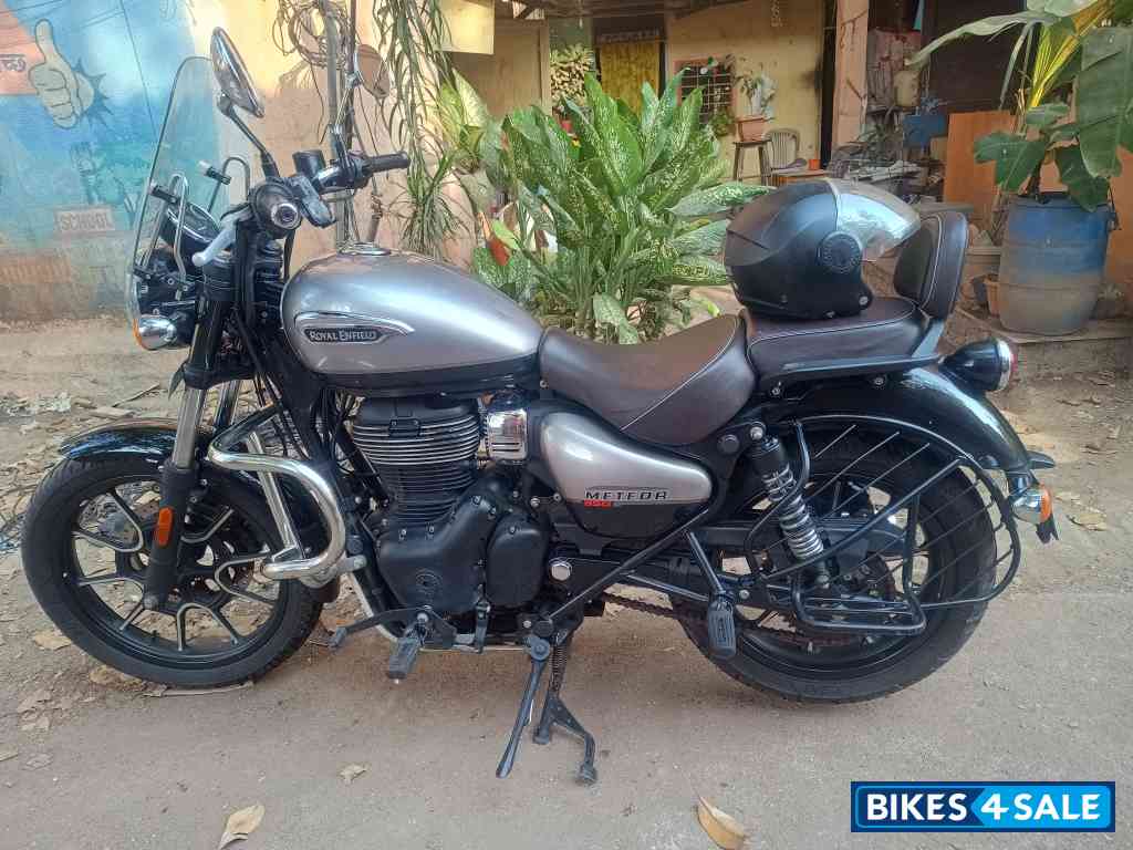 Silver Royal Enfield Meteor 350 Supernova