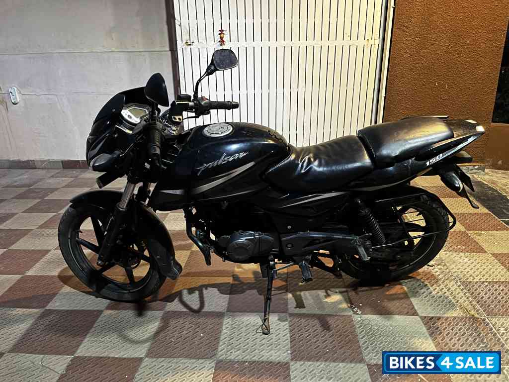 Black Bajaj Pulsar 150 Twin Disc
