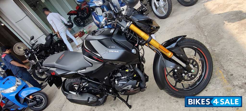 Stealth Black Hero Xtreme 160R 4V Connected 2.0