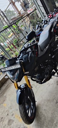 Stealth Black Hero Xtreme 160R 4V Connected 2.0