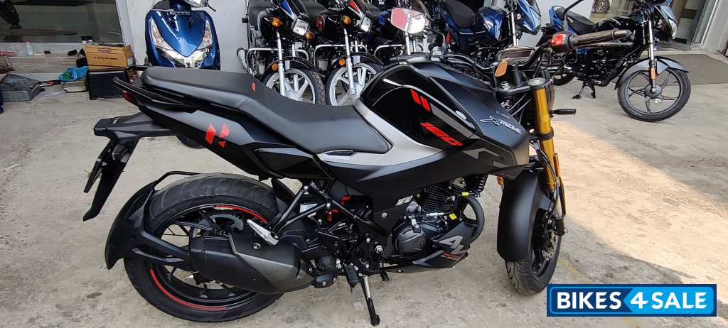 Stealth Black Hero Xtreme 160R 4V Connected 2.0