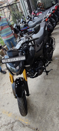 Stealth Black Hero Xtreme 160R 4V Connected 2.0