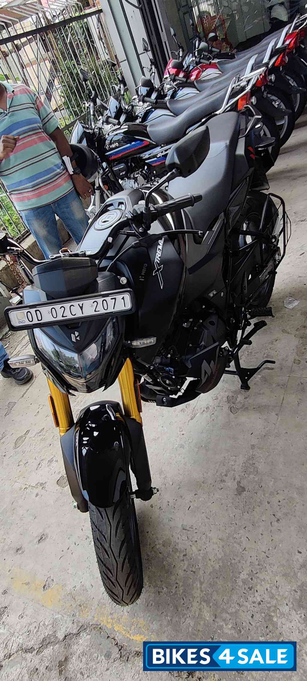 Stealth Black Hero Xtreme 160R 4V Connected 2.0