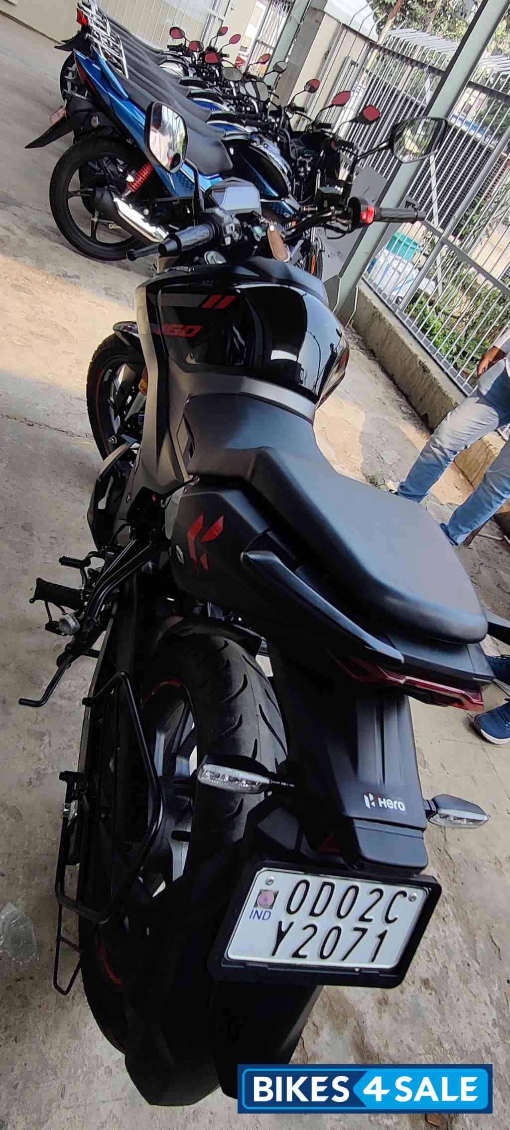 Stealth Black Hero Xtreme 160R 4V Connected 2.0