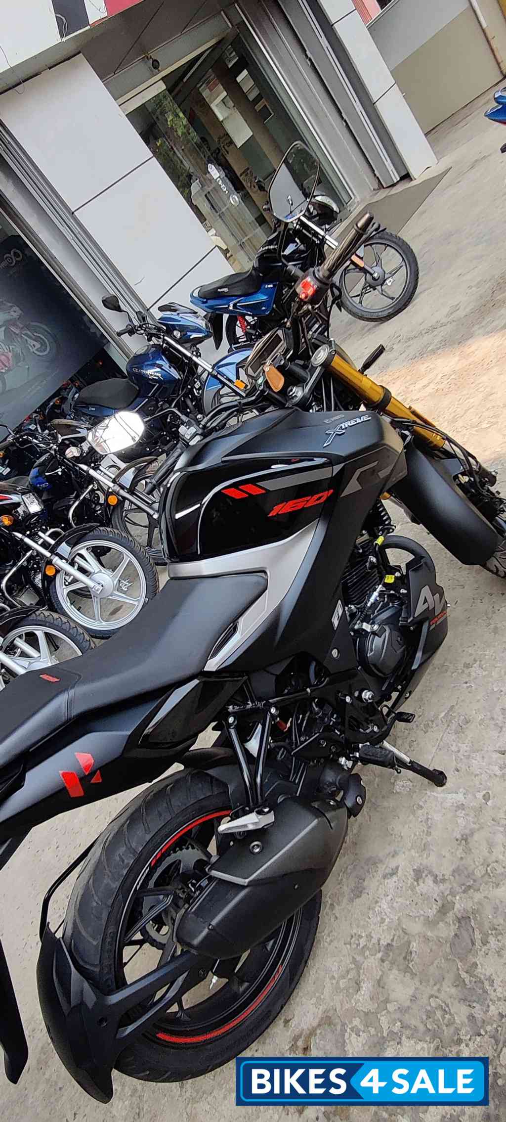 Stealth Black Hero Xtreme 160R 4V Connected 2.0