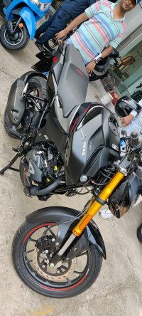 Stealth Black Hero Xtreme 160R 4V Connected 2.0