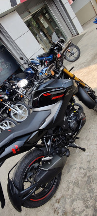 Stealth Black Hero Xtreme 160R 4V Connected 2.0