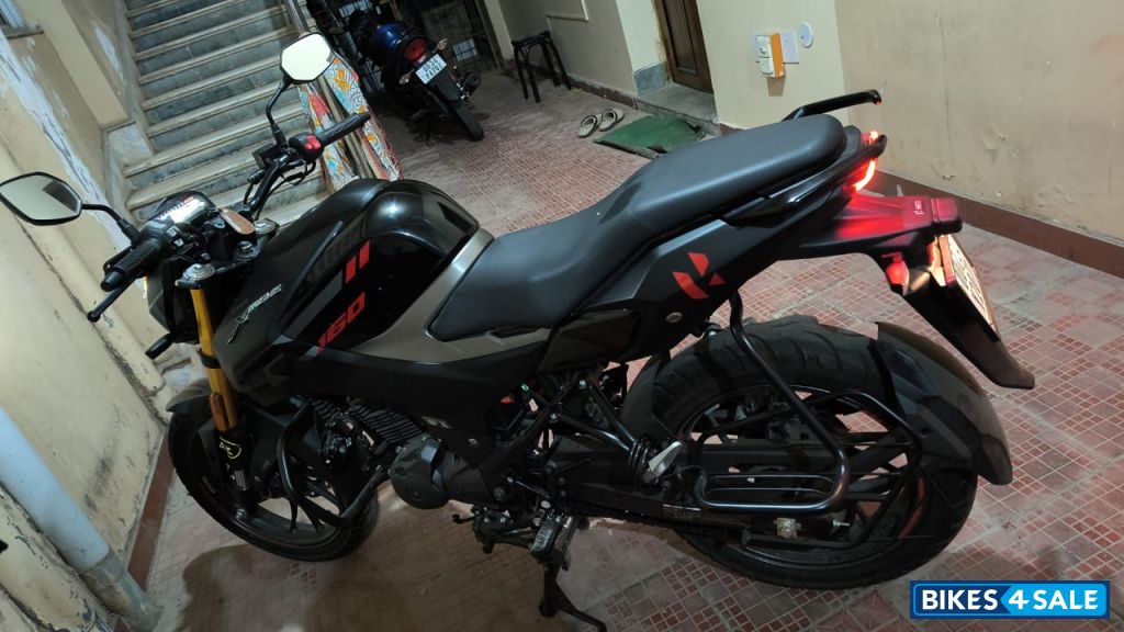 Stealth Black Hero Xtreme 160R 4V Connected 2.0