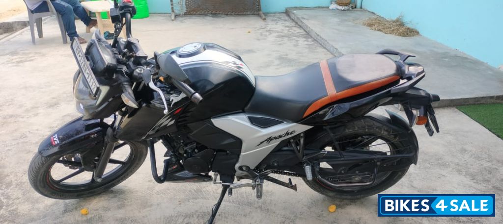 Black TVS Apache RTR 160 4V BS6
