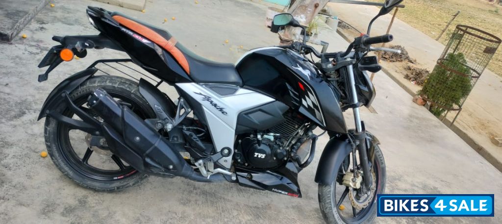 Black TVS Apache RTR 160 4V BS6